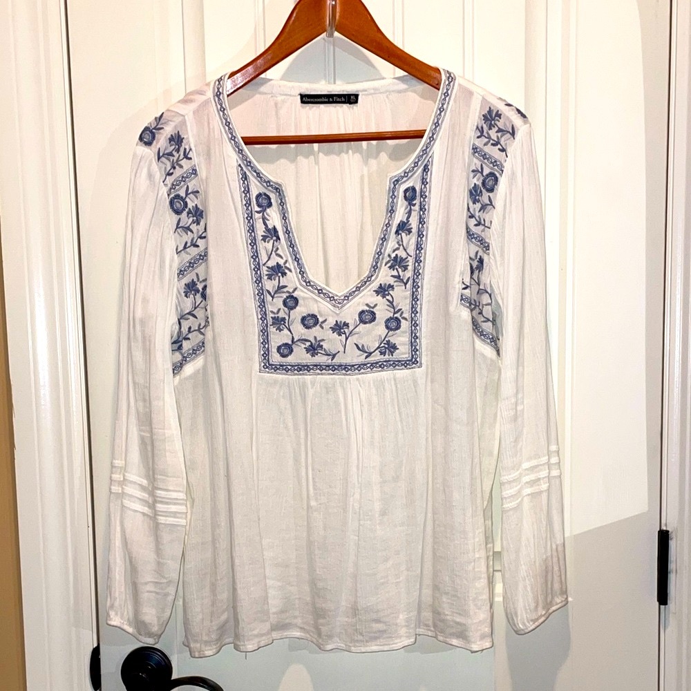 Abercrombie & Fitch XL White gauzy Peasant top with detailed Blue Embroidery